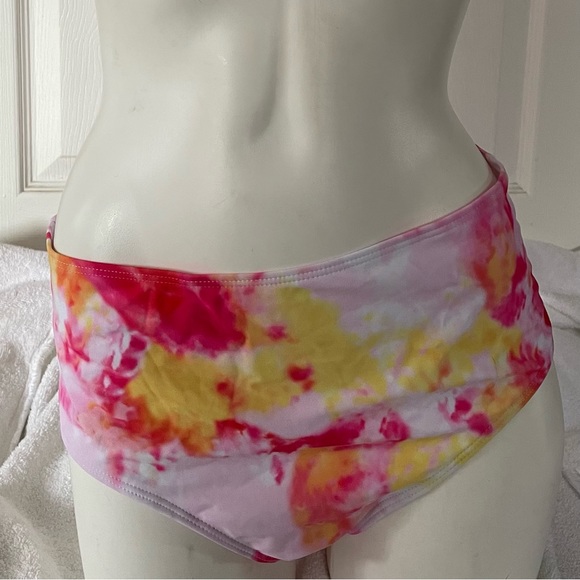 Bikini - Picture 3 of 4